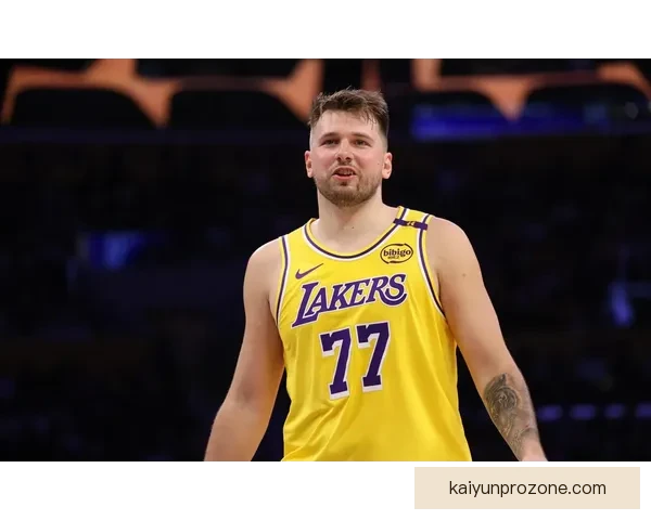 东契奇腿筋二级拉伤无限期休战 湖人前景堪忧恐无缘所有评奖